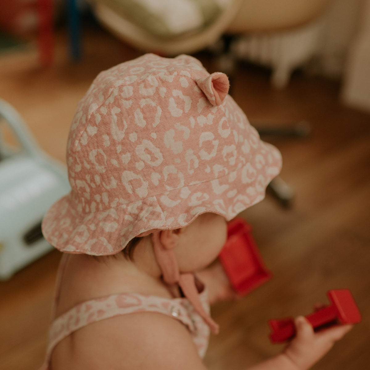 Chapeau léopard corail